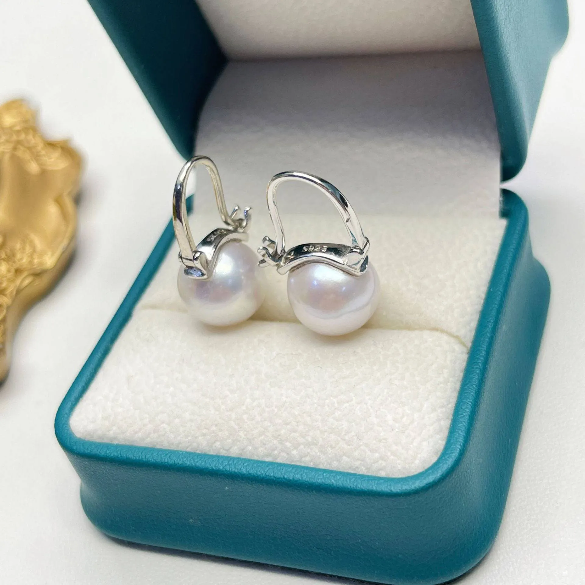 11-12mm Freshwater Pearl Modern Bucket-Shaped Earrings