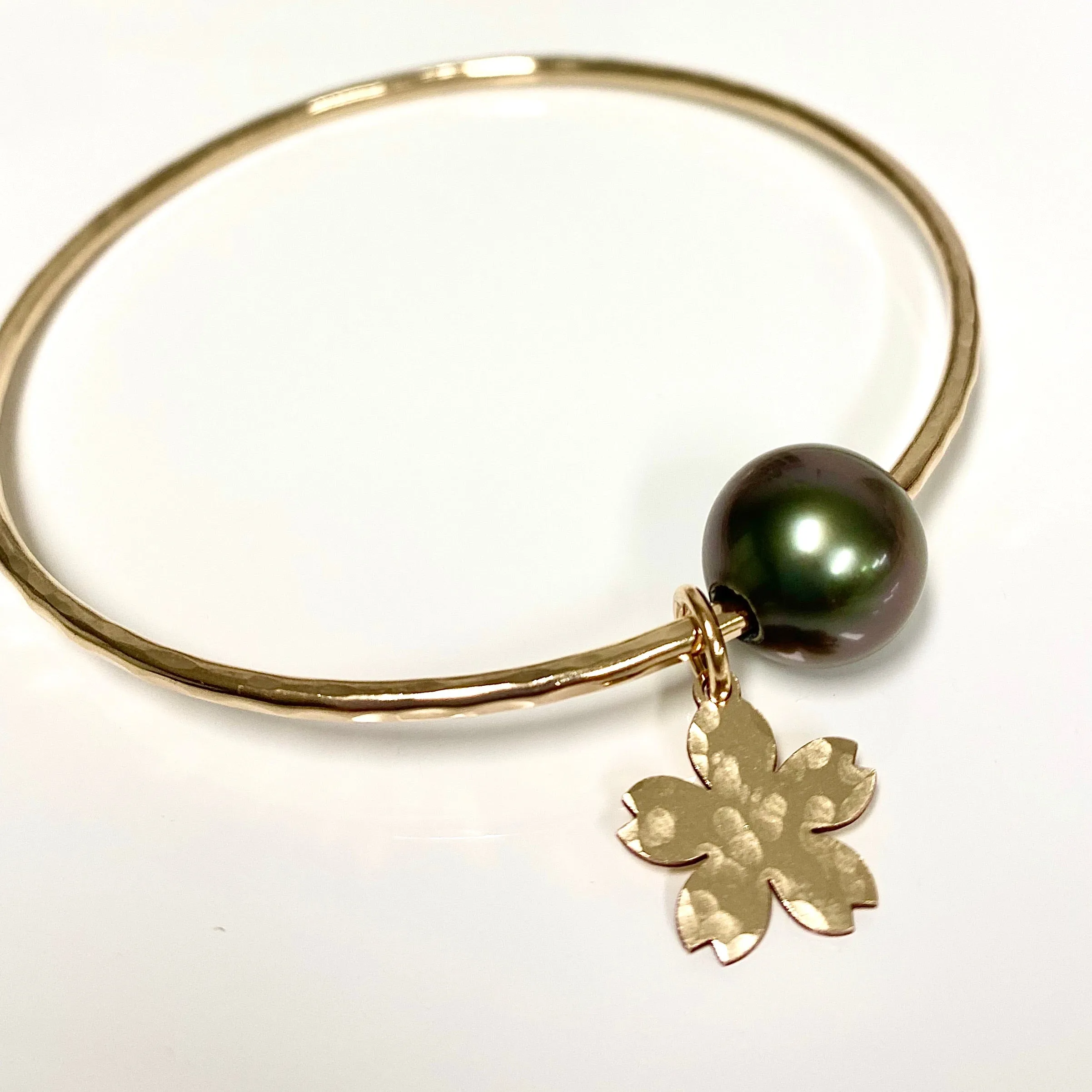 Cherry blossom bangle - Tahitian pearl (B381)