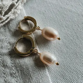 Mini gold hoop pearl earrings *NEW*