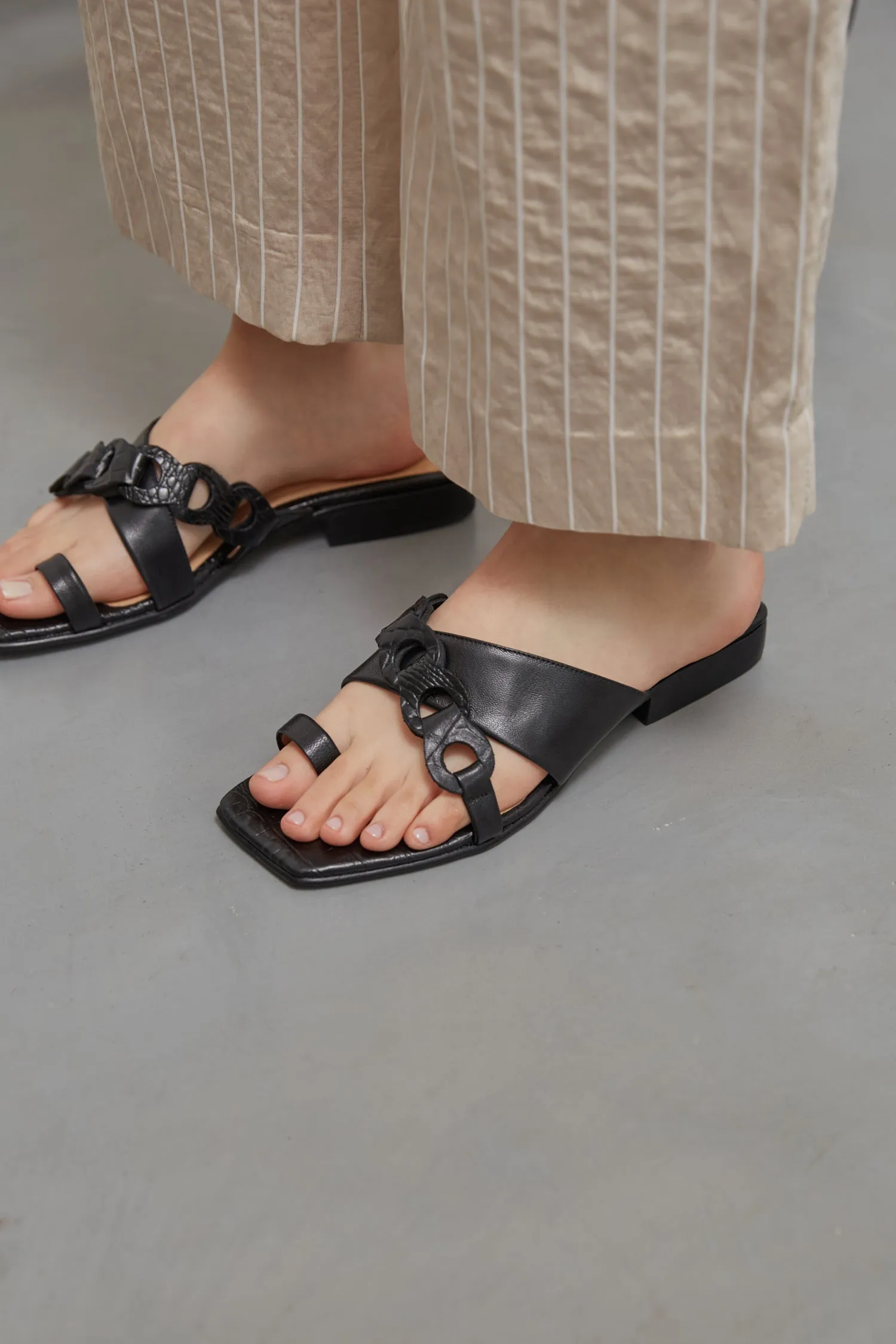 Río Toe Ring Thong Sandal in Black