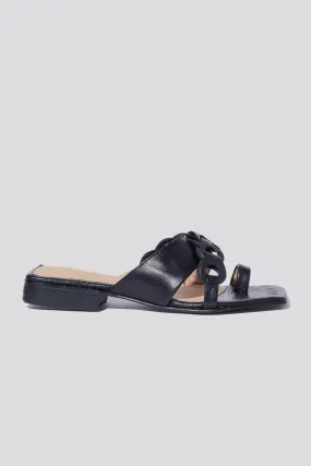 Río Toe Ring Thong Sandal in Black