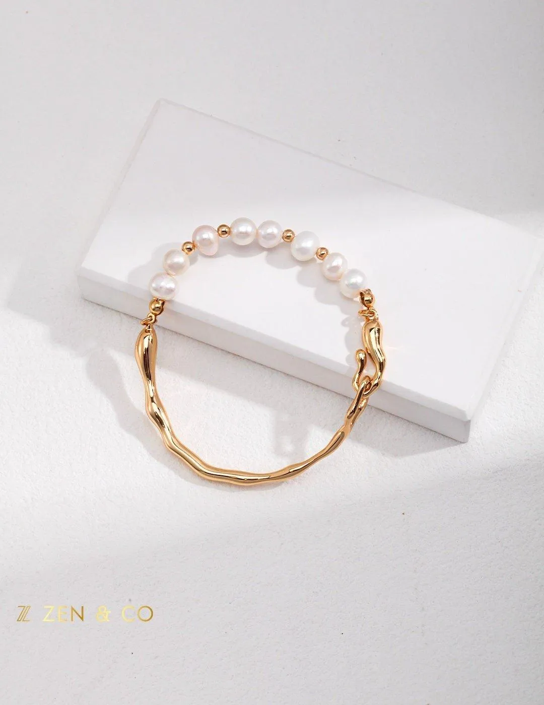 VICTORIA Romantic Pearl bracelet