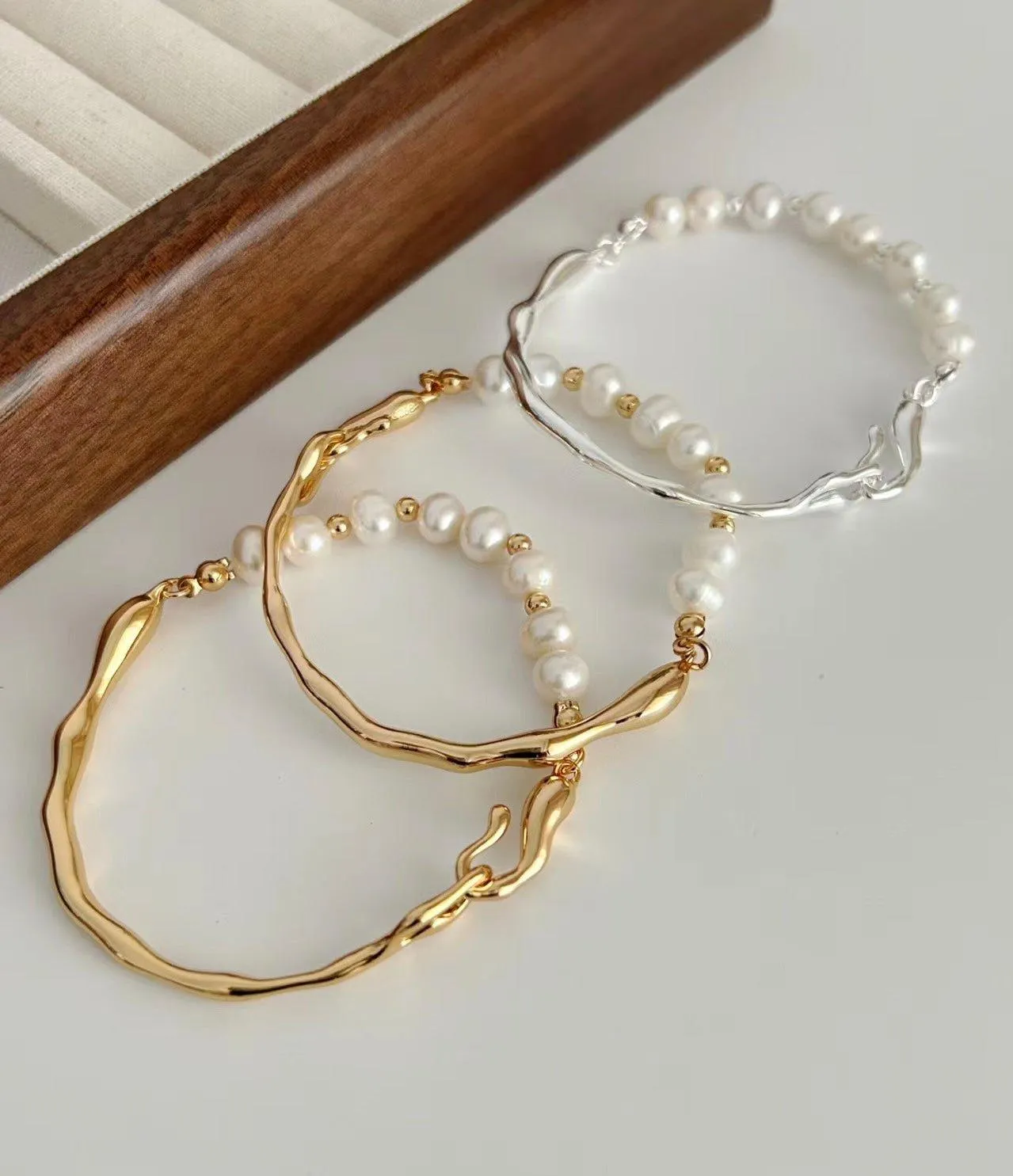 VICTORIA Romantic Pearl bracelet