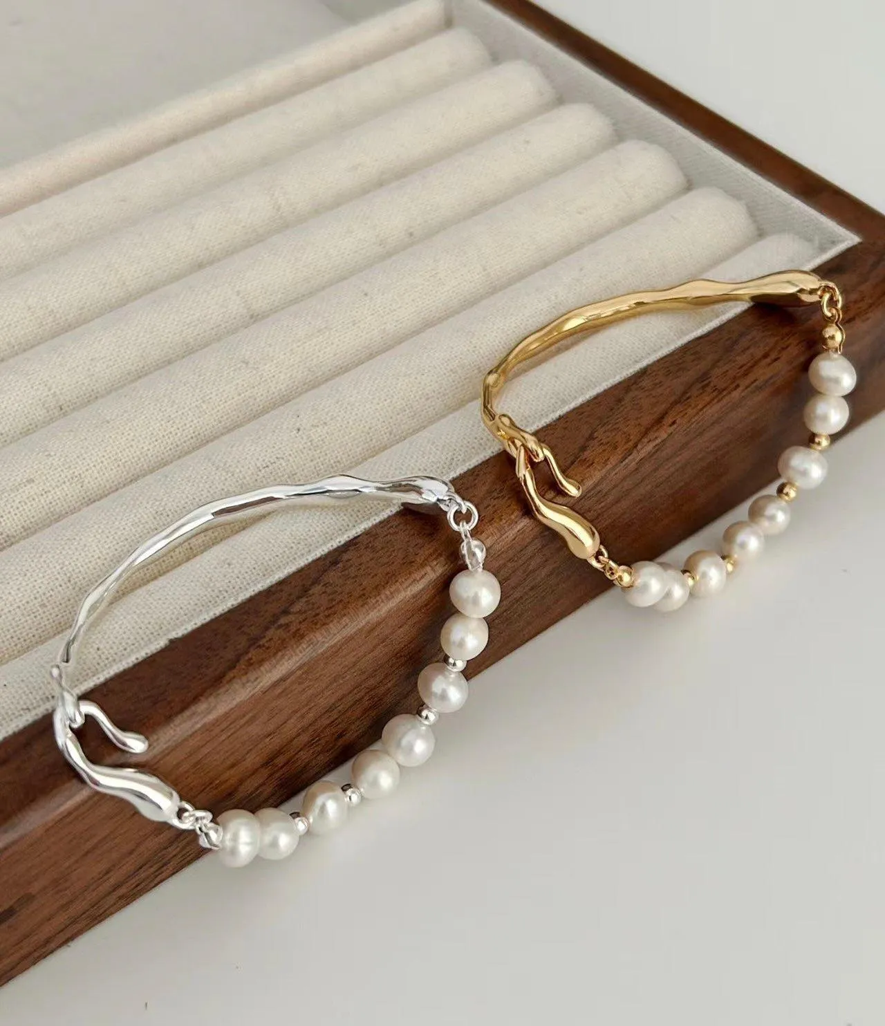 VICTORIA Romantic Pearl bracelet